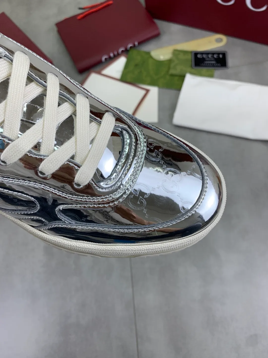 Men's men's shoes 💰P562 new Gucci Gucci couple 🧑‍🤝‍🧑 autumn and winter low-end catwalk casual sneakers, top version! The oil edge craftsmanship is reproduced one to one. New model for early spring, creating a perfect style, cool and sassy, ​​c-position fashionable wear, classic shoe style with retro and futuristic feel, showing exquisite texture! Open mold to customize high-density outsole. Comes fully packaged. Size: Female 35-40 Male 39-45 Fabric: Imported calfskin punching Lining: Imported original sheepskin lining